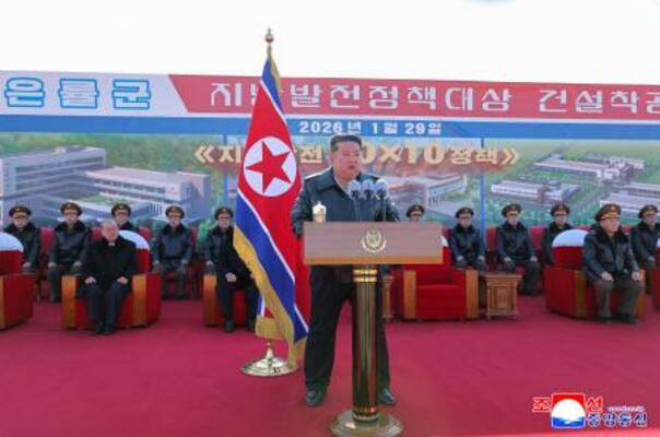 　北朝鮮の黄海南道殷栗で着工式に出席した金正恩朝鮮労働党総書記＝２９日（朝鮮中央通信＝共同）