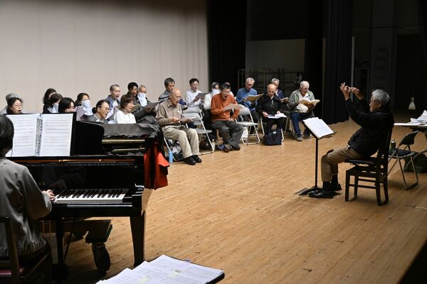 最終公演に向けて練習に励む会員ら