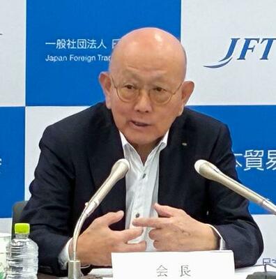 記者会見する日本貿易会の岡藤正広会長=15日、東京都千代田区