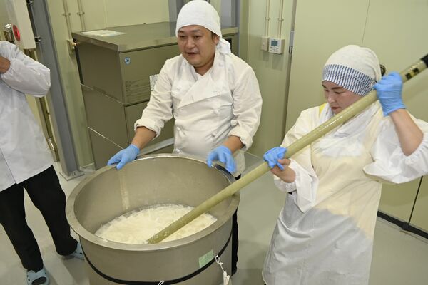 初添え作業を行う小山さん（中央）ら＝鹿沼市
