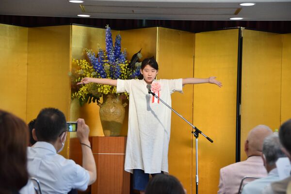 ジェスチャーを交えて英語で俳句を披露する児童