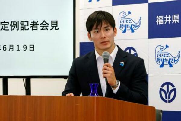 　記者会見する福井県の石田嵩人知事＝１９日午前