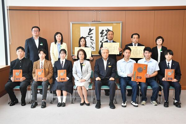 福田知事（前列右から４人目）から表彰を受けた全国大会優勝者たち＝県庁