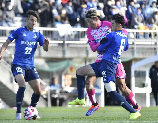 前線から激しい守備を仕掛ける栃木シティのＦＷ鈴木国（右奥）＝11月の最終節ソニー戦から、宮城県利府町