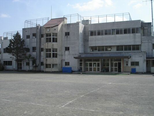 複合施設へと活用が進む旧下彦間小の校舎