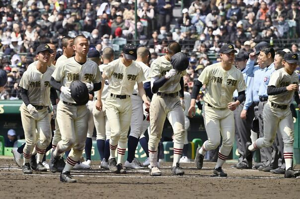 初戦敗退を喫し、肩を落としてベンチへ引き揚げる作新ナイン＝22日午前11時40分、甲子園球場