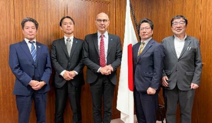 　ターク国連人権高等弁務官（中央）と面会した、拉致被害者家族会代表の横田拓也さん（右から２人目）ら＝１５日午前、内閣府（内閣官房拉致問題対策本部事務局提供）