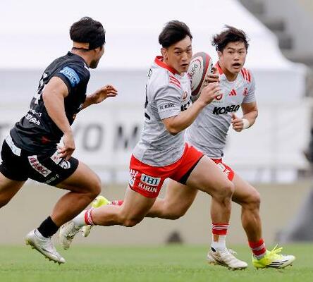 　ＢＲ東京―神戸　後半、攻め込む神戸・李承信（中央）＝秩父宮