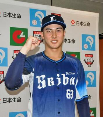 交流戦の最優秀選手に選ばれた西武・長谷川=18日、大阪市