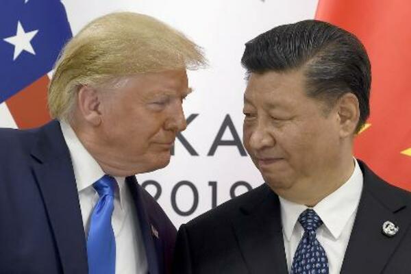 　トランプ米大統領（左）と中国の習近平国家主席＝２０１９年６月、大阪市（ＡＰ＝共同）