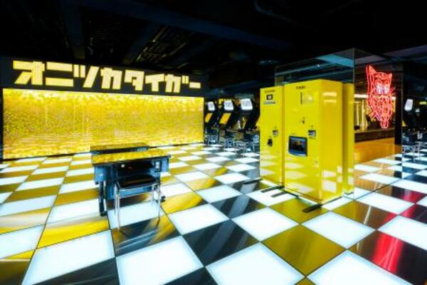 「オニツカタイガー」の旗艦店=東京・新宿