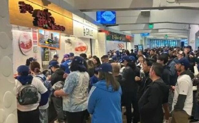 利用客で混み合う「築地銀だこ　ドジャースタジアム店」。左上にある店舗メニュー用モニターの画面はイメージ（宇都宮市提供）