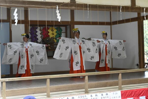 祭祀舞を奉納する３人