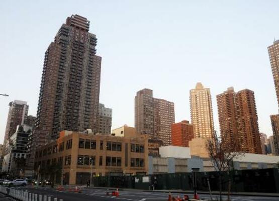 　米ニューヨークの中心部マンハッタンに林立する高層マンション＝２０２２年