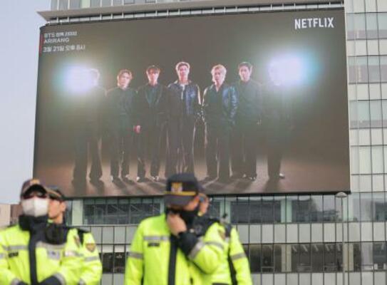 ソウル中心部・光化門広場にある大型モニターに映し出されたBTS公演のプロモーション映像=11日、ソウル(聯合=共同)