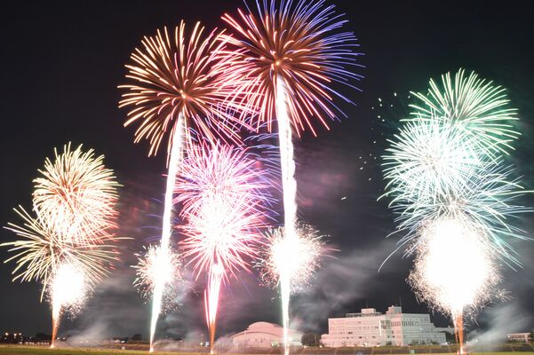 2023年に開催された小山の花火（３秒間露光）