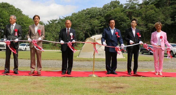 キャンプ場完成を祝う関係者