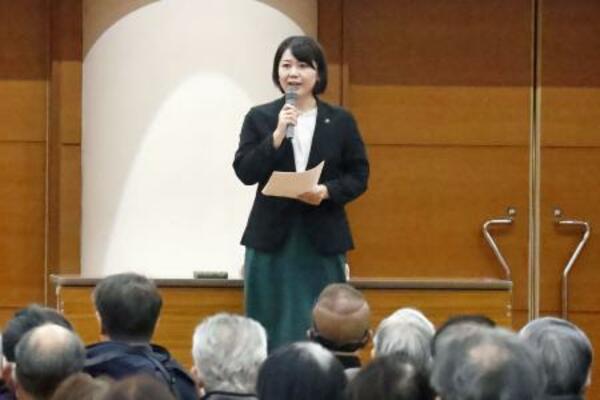 市民との対話集会で説明する前橋市の小川晶市長=15日午後、前橋市