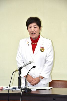 記者会見する真瀬町長＝６日午後５時30分、野木町役場