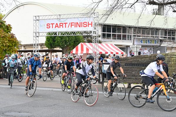 旧足利西高を出発する参加者たち＝28日午前７時40分、足利市大前町