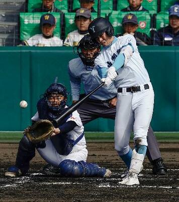 　大垣日大―山梨学院　７回裏山梨学院２死満塁、石井が中前に勝ち越しの２点打を放つ。捕手高田＝甲子園