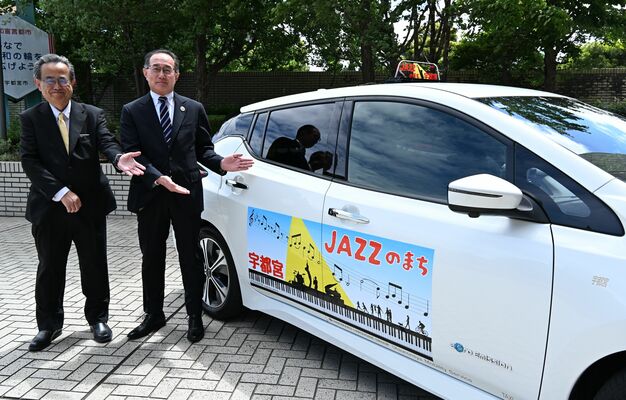 「JAZZのまち」を前面に押し出したデザインの表示灯やラッピングを施したジャズタクシー
