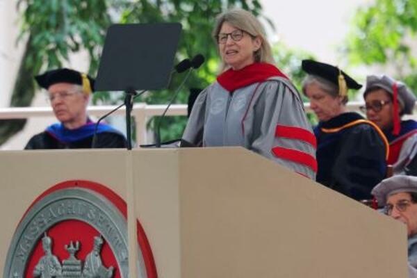 　演説する米マサチューセッツ工科大（ＭＩＴ）のコーンブルース学長＝２０２４年５月、マサチューセッツ州（ロイター＝共同）
