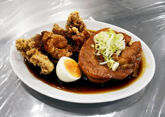看板メニューの「厚チャーシュー鳥から」