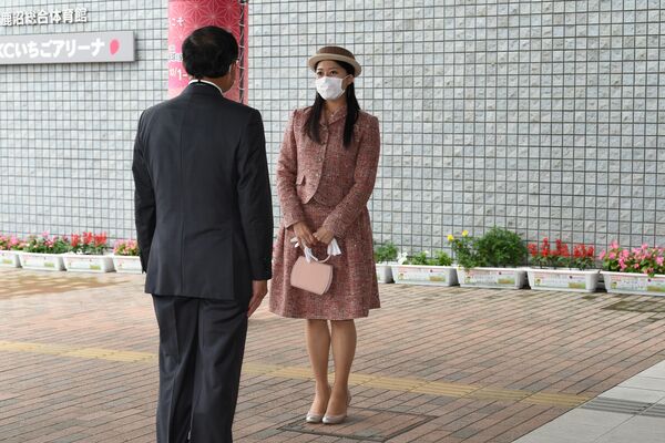 ＴＫＣいちごアリーナに来場され、大会関係者らにあいさつされる承子さま（右）＝８日午後、鹿沼市下石川