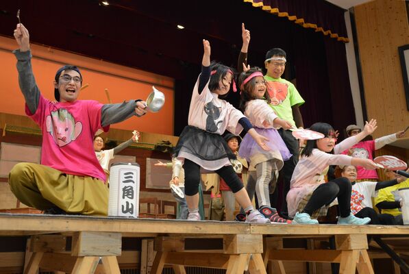 追い込みの稽古に熱が入る出演者ら