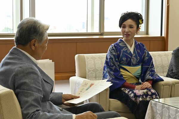 福田知事（左）と八木節について語る小田さん＝24日午後、県庁