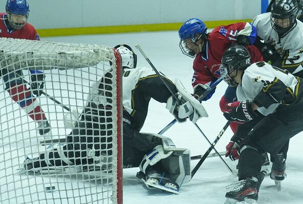 決勝　第１ピリオド15分19秒、日光東中クラブの松崎歩（左から３人目）が先制点を決める＝日光霧降アイスアリーナ