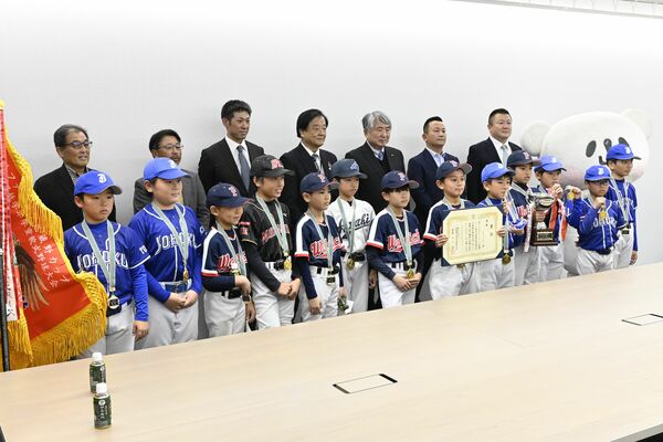 関東近県大会優勝報告のため市役所を訪れたメンバーら