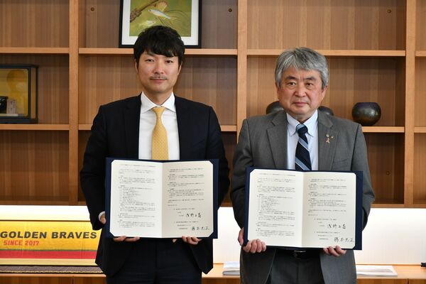 協定を締結した浅野市長（右）と藤本社長