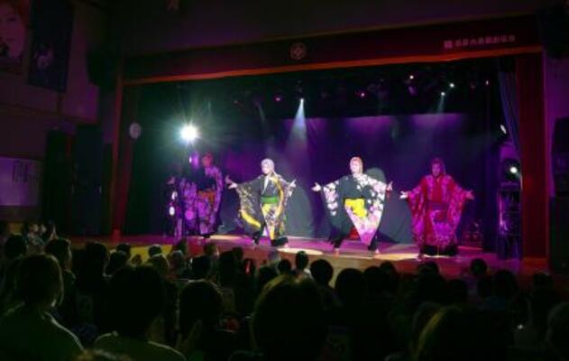 都若丸劇団の舞踊ショー=東京都北区の篠原演芸場