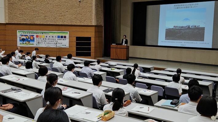 新規採用教員に講話する高瀬晶子さん＝11日午前、県総合教育センター