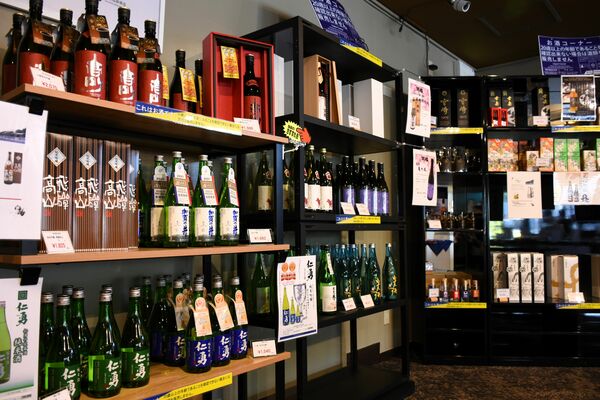 高橋弥次右衛門商店の本社に開設された直売店の酒販コーナー＝日光市