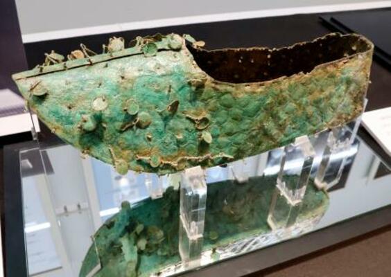 　奈良県斑鳩町の藤ノ木古墳から出土した国宝の「金銅製履」