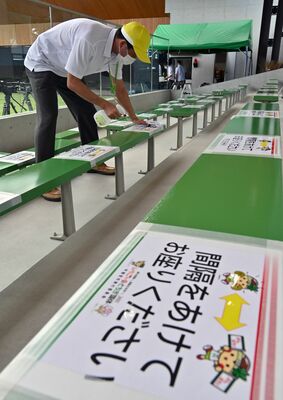 会期前競技の会場で観客席を消毒する係員。国体・障スポ各会場で感染対策が取られた＝９月10日午後、宇都宮市内