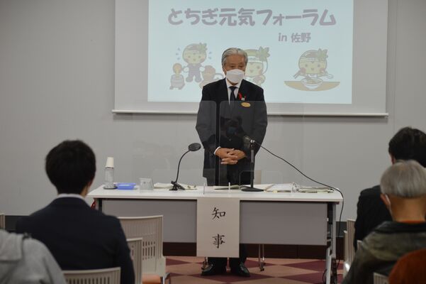 市民らと意見交換する福田知事＝19日午後、佐野市役所