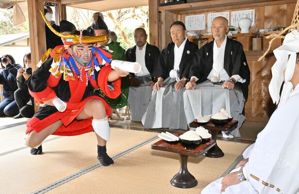 頂戴人を責め立てる強力＝２５日午前１０時４０分、日光市七里、近藤文則撮影