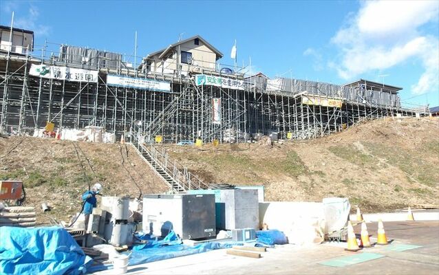 足場が設置され対策工事が進む鶴田地区の現場
