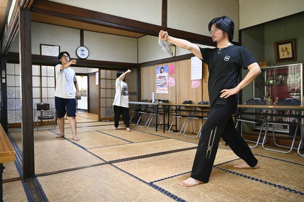 応援団道場で指導する加藤さん（右）