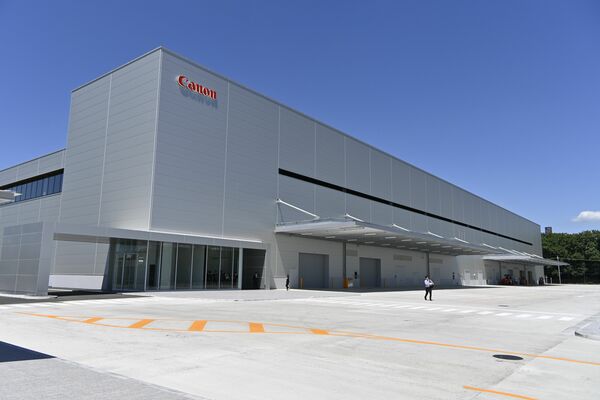 完成したキヤノン宇都宮光学機器事業所の新工場＝30日午後、宇都宮市