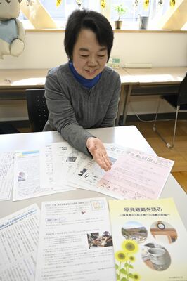 これまでに発行した母の会新聞などを前に、15年の活動を振り返る大山さん＝２月下旬、宇都宮市内