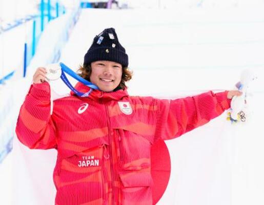 男子スロープスタイルで獲得した銀メダルを掲げる長谷川帝勝=リビーニョ(共同)