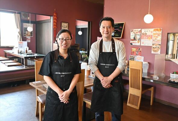 広々とした店内と鴻上さん夫妻