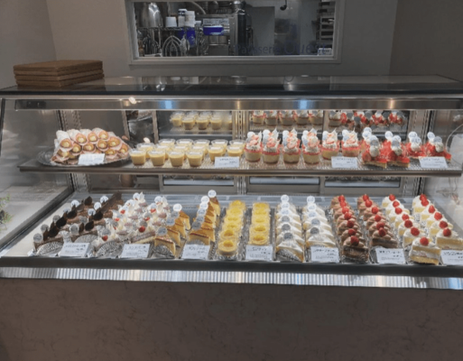 ショーケースに四季折々のケーキが並ぶ