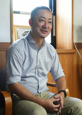 「学校に行きたくない気持ちは心が出す警告のサイン。学校と少し距離を取り、自分を大切にして大丈夫。その先の道はいくつもある」と訴える高橋さん＝８月中旬、栃木市内
