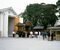開園を前に彫刻屋台を展示館へ収蔵する作業が行われた＝１９９８年（屋台のまち中央公園提供）
